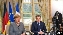 Merkel ve Sarkozy Elysee sarayında alman televizyonuna demeç verirken